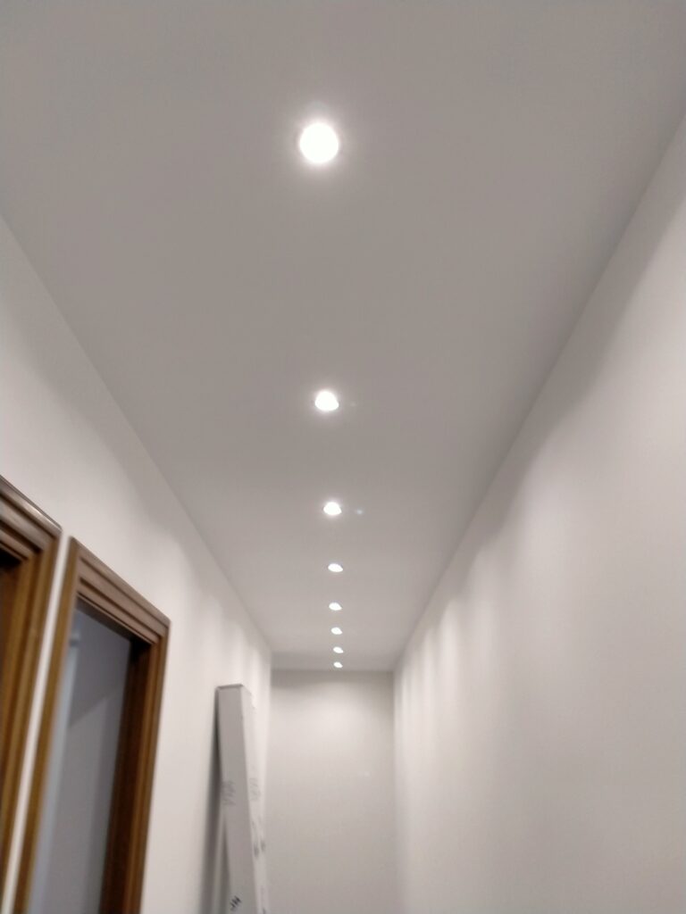 Impianto Elettrico civile, per illuminazione sala con faretti ad incasso, lampadine a led per risparmio energetico eseguito da Electrico Ligure di Campomorone.