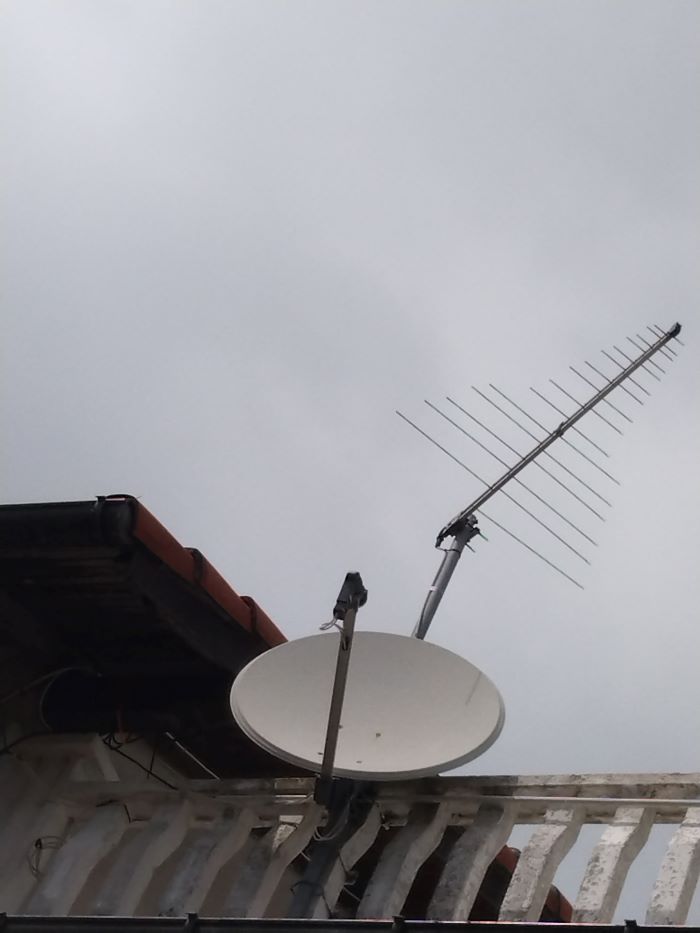 Impianto tv-terrestre e satellitare realizzato da Electrica Ligure a Campomorone, installato su un terrazzo da elettricista professionista di Genova 