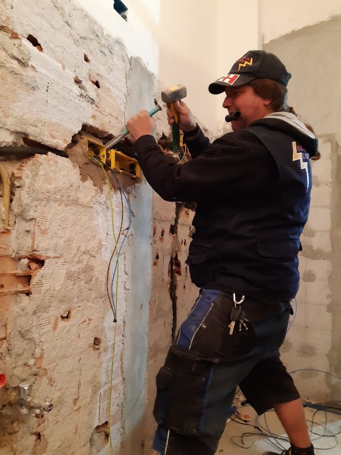 Il nostro elettricista professionista di Campomorone che sta installando un impianto elettrico industriale a Genova, Electrica Ligure