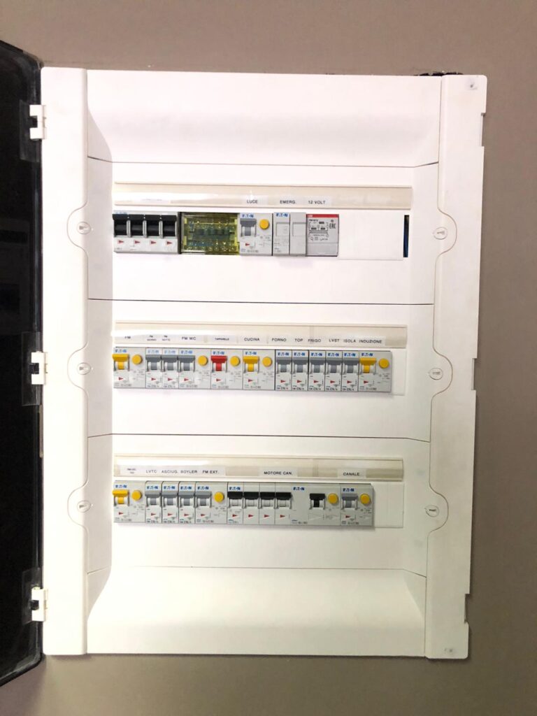 Uno dei quadri elettrici per impianto civile ,con interruttori e fusibili per la distribuzione di energia realizzato da Electrica Ligure.