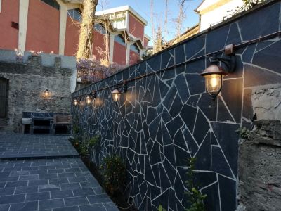 Impianto elettrico Giardino installato dal nostro Elettricista professionista di Campomorone, di Electrica Ligure, con applique su muro in pietra