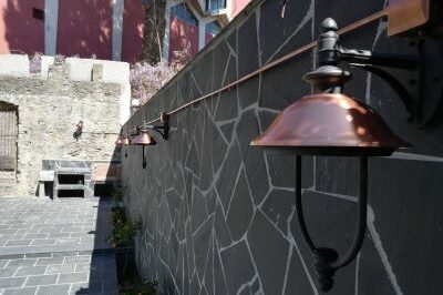 Impianto elettrico Giardino installato dal nostro Elettricista professionista di Campomorone, di Electrica Ligure, con applique su muro in pietra